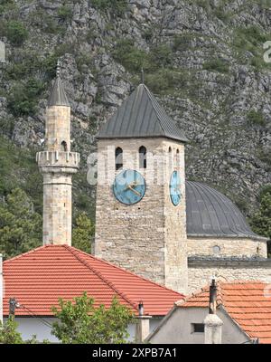 Bosnie-Herzégovine, Livno, Livno centre : Minarett de la mosquée Hadži Ahmet Dukatar ('Hadži Ahmet Dukatar džamija') et la tour de l'horloge ('sahat ku Banque D'Images