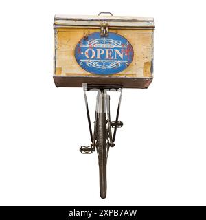 Vélo cargo noir vintage avec grande boîte de boulangerie avec signe ouvert isolé sur un fond blanc Banque D'Images