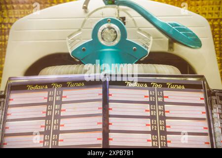 Gros plan d'un juke-box vintage coloré des années cinquante avec des étiquettes vides Banque D'Images