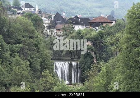 Jajce, Bosnie-Herzégovine – mai 2023 : cascade de Pliva et vieille ville de Jajce. Banque D'Images