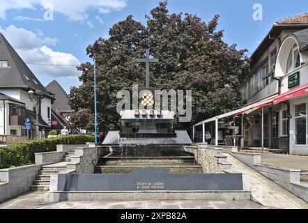 Jajce, Bosnie-Herzégovine – mai 2023 : Spomenik hrvatskim braniteljima Bosne (Monument aux défenseurs croates de Bosnie). Banque D'Images