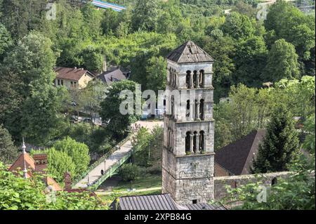 Jajce, Bosnie-Herzégovine – mai 2023 : le clocher de Saint-Luc à côté de l'église Sainte-Marie. Banque D'Images