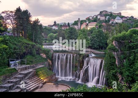 Jajce, Bosnie-Herzégovine – mai 2023 : cascade de Pliva et vieille ville de Jajce. Banque D'Images