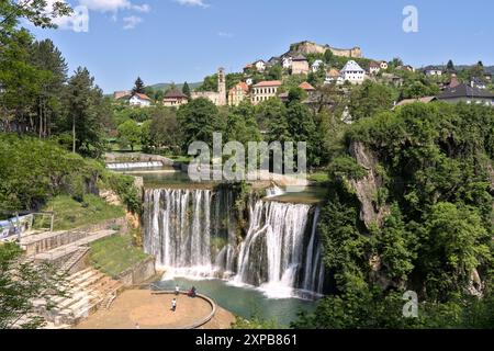 Jajce, Bosnie-Herzégovine – mai 2023 : cascade de Pliva et vieille ville de Jajce. Banque D'Images