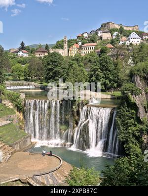 Jajce, Bosnie-Herzégovine – mai 2023 : cascade de Pliva et vieille ville de Jajce. Banque D'Images