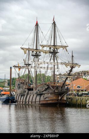 La réplique espagnole galion Andalousie, quittant le quai dans le port de Whitby. Banque D'Images