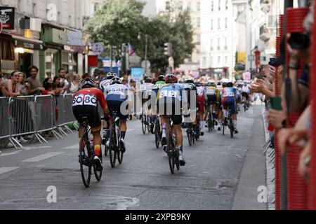 Paris, FR. 4 août 2024. Ambiance lors de l'épreuve olympique de cyclisme féminin sur route aux Jeux Olympiques d'été de 2024 alors que Kristen Faulkner de Team USA remporte la première médaille d'or en 40 ans le 4 août 2024 à Paris, France. Crédit : Mpi34/Media Punch/Alamy Live News Banque D'Images