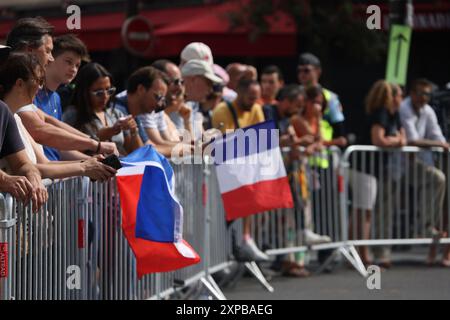 PARIS, FR - 4 AOÛT : ambiance lors de l'épreuve olympique de cyclisme féminin sur route aux Jeux Olympiques d'été de 2024 alors que Kristen Faulkner de Team USA remporte la première médaille d'or en 40 ans le 4 août 2024 à Paris, France. Crédit : mpi34/MediaPunch Banque D'Images