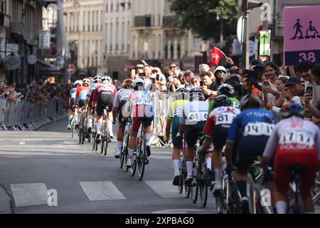 PARIS, FR - 4 AOÛT : ambiance lors de l'épreuve olympique de cyclisme féminin sur route aux Jeux Olympiques d'été de 2024 alors que Kristen Faulkner de Team USA remporte la première médaille d'or en 40 ans le 4 août 2024 à Paris, France. Crédit : mpi34/MediaPunch Banque D'Images