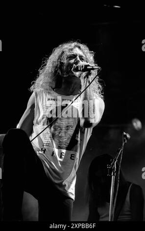 Robert Plant en direct à Glastonbury 1993 Banque D'Images