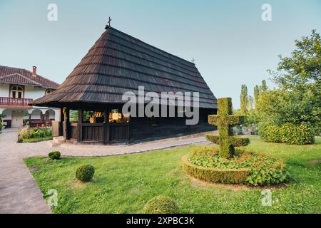 2 juin 2024, Staro Selo, Serbie : charme rustique du monastère de Pokajnica en Serbie, connu pour son architecture en bois et son héritage religieux ancien Banque D'Images