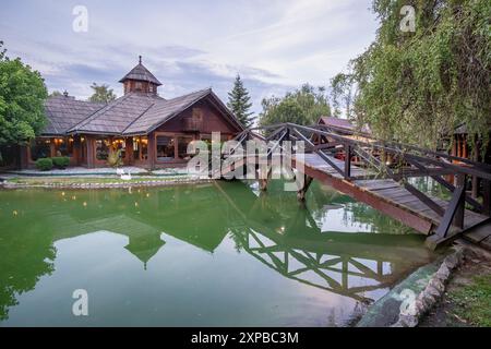 7 juin 2024, Bijeljina, Serbie : Stanisici Ethno Village en Bosnie-Herzégovine offre un aperçu de l'architecture traditionnelle des Balkans, avec des w Banque D'Images