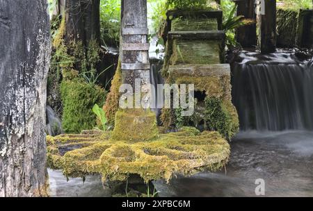 Jajce, Bosnie-Herzégovine – mai 2023 : les moulins à eau traditionnels du lac Pliva ('Plivsko Jezero') sont des monuments nationaux de Bosnie-Herzégovine. Banque D'Images