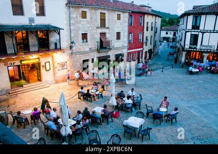 Terrasses de la place principale, vision de nuit. Covarrubias, province de Burgos, Castille Leon, Espagne. Banque D'Images