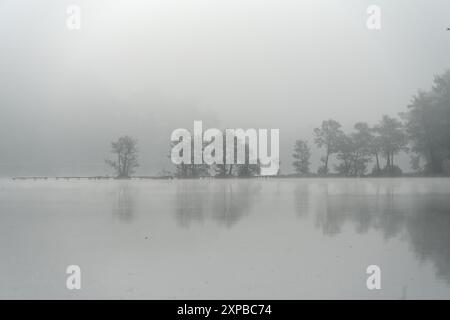 Jajce, Bosnie-Herzégovine – mai 2023 : lac Pliva tôt le matin. Banque D'Images