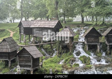 Jajce, Bosnie-Herzégovine – mai 2023 : les moulins à eau traditionnels du lac Pliva ('Plivsko Jezero') sont des monuments nationaux de Bosnie-Herzégovine. Banque D'Images