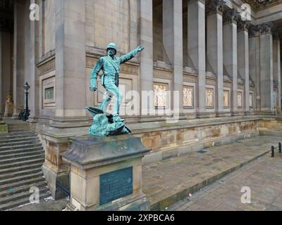 Vue surélevée de la statue du général Earle qui se dresse à l'avant gauche du St Georges Hall Liverpool UK. Banque D'Images