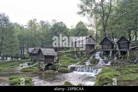 Jajce, Bosnie-Herzégovine – mai 2023 : les moulins à eau traditionnels du lac Pliva ('Plivsko Jezero') sont des monuments nationaux de Bosnie-Herzégovine. Banque D'Images