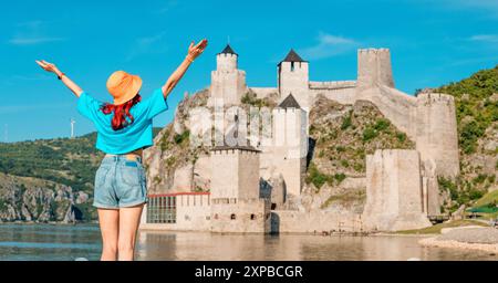 Happy Woman explore la forteresse de Golubac en Serbie, en regardant son architecture ancienne et ses tours historiques surplombant le Danube Banque D'Images