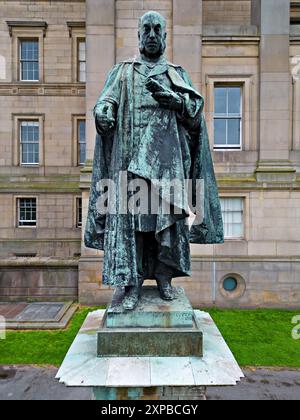 Vue surélevée de la statue de William Rathbone qui se trouve dans les jardins de St Johns à l'arrière du St Georges Hall Liverpool UK. Banque D'Images