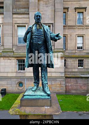 Vue surélevée de la statue du député Sir Arthur Bower Forwood, qui se trouve dans les jardins de St Johns à l'arrière du St Georges Hall Liverpool UK. Banque D'Images