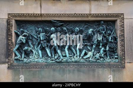 Visage sur drone image de la colonne Wellington dans William Brown St Liverpool plaque de laiton est un relief montrant la charge finale à la bataille de Waterloo. Banque D'Images