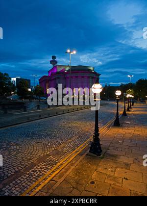 Vue surélevée le long de William Brown Street vers St Georges Hall avec des lampadaires allumés au crépuscule. Banque D'Images