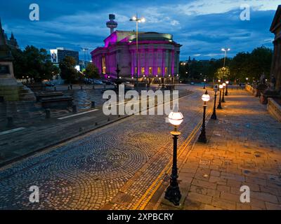 Vue surélevée le long de William Brown Street vers St Georges Hall avec des lampadaires allumés au crépuscule. Banque D'Images