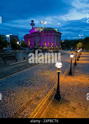 Vue surélevée le long de William Brown Street vers St Georges Hall avec des lampadaires allumés au crépuscule. Banque D'Images