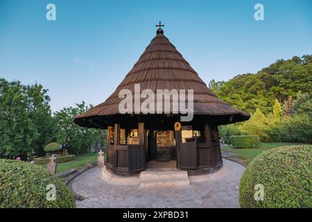 2 juin 2024, Staro Selo, Serbie : charme rustique du monastère de Pokajnica en Serbie, connu pour son architecture en bois et son héritage religieux ancien Banque D'Images