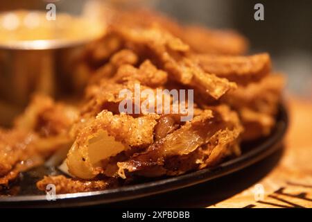 Hors-d'œuvre à base d'oignons frits avec sauce trempette Banque D'Images