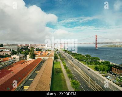 Lisbonne, Portugal, 2 juin 2024 - vue aérienne de l'Avenida Brasilia et de l'Avenida da India, parallèlement à la voie ferrée. Vidéos 4K de haute qualité Banque D'Images