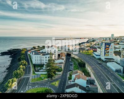 Vue sur Ponta Delgada depuis la marina, Sao Miguel, Açores, Portugal. Photo de haute qualité Banque D'Images