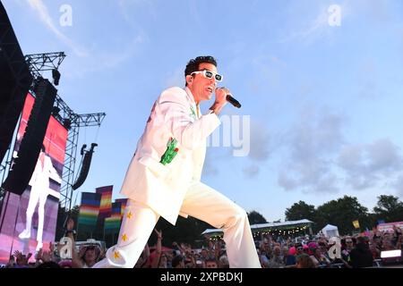 ROYAUME-UNI. 04 août 2024. BRIGHTON, ANGLETERRE - 04 AOÛT : Mika se produit à Brighton et Hove Pride, Preston Park le 4 août 2024 à Brighton, Angleterre. CAP/Mar © Mar/Capital Pictures crédit : Capital Pictures/Alamy Live News Banque D'Images