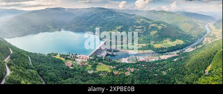 Vue aérienne du lac Perucac et du réservoir dans le parc de Tara, Serbie, entouré de montagnes et de forêts Banque D'Images