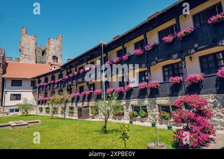 1er juin 2024, Despotovac, Serbie : Monastère de Manasija, un trésor culturel serbe médiéval, niché au sommet d'une colline pittoresque, orné de murs anciens et Banque D'Images