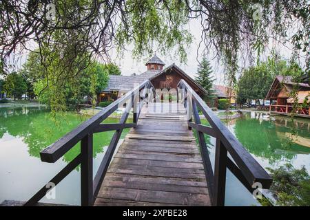 7 juin 2024, Bijeljina, Serbie : Stanisici Ethno Village en Bosnie-Herzégovine offre un aperçu de l'architecture traditionnelle des Balkans, avec des w Banque D'Images