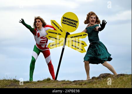 Édimbourg, Écosse, Royaume-Uni. 5 août 2024. Edinburgh Fringe : lancement du Programme national de partenariats 2024 du Pleasance Theatre Trust sur Calton Hill, interprètes en costumes de 7 spectacles avec des panneaux routiers de sept villes à travers le Royaume-Uni. Crédit : Craig Brown/Alamy Live News Banque D'Images