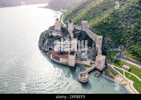 Vue aérienne de la forteresse de Golubac en Serbie, perchée le long du Danube avec ses anciennes tours en pierre et son architecture médiévale. Banque D'Images