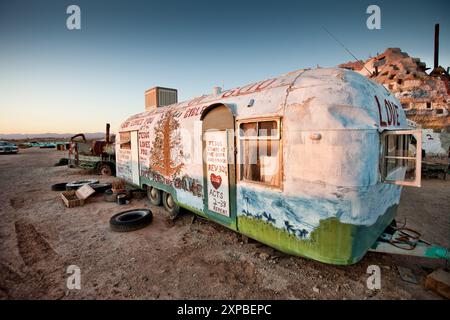 Les véhicules d'art à Salvation Mountain, la mer de Salton, Californie, États-Unis Banque D'Images