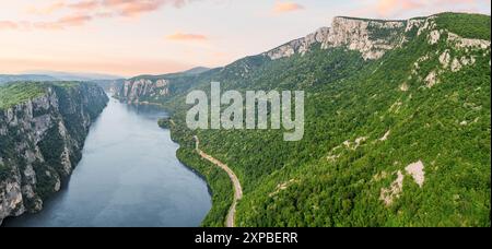 Vue aérienne du Danube qui traverse la gorge de Iron Gate dans le parc national de Djerdap, Serbie Banque D'Images