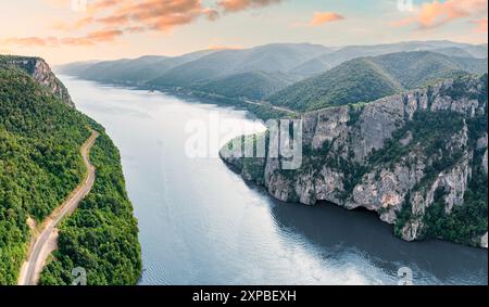 Vue aérienne du Danube qui traverse la gorge de Iron Gate dans le parc national de Djerdap, Serbie Banque D'Images