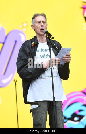 BRIGHTON, ANGLETERRE - 03 AOÛT : Peter Tatchell s'exprimant à Brighton et Hove Pride, Preston Park le 03 août 2024 à Brighton, Angleterre. CAP/MAR ©MAR/CA Banque D'Images