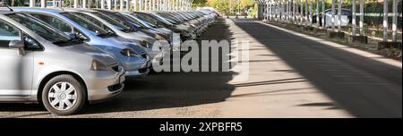 Parkings avec voitures modernes à l'extérieur, design de bannière Banque D'Images