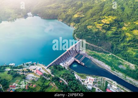 Vue d'été de la centrale hydroélectrique dans la région pittoresque du lac Perucac, parc Tara Banque D'Images