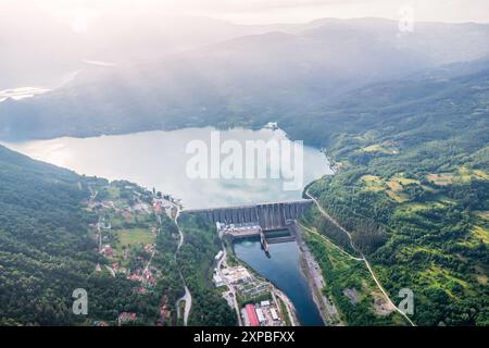 Vue aérienne du lac Perucac et du réservoir dans le parc de Tara, Serbie, entouré de montagnes et de forêts Banque D'Images