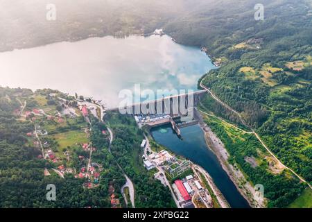 Vue d'été de la centrale hydroélectrique dans la région pittoresque du lac Perucac, parc Tara Banque D'Images