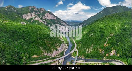 Superbe vue aérienne de la gorge d'Ovcar Kablar en Serbie, mettant en valeur la rivière sinueuse et le paysage accidenté, parfait pour les amoureux de la nature et les randonneurs. Banque D'Images