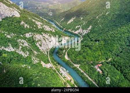 Superbe vue aérienne de la gorge d'Ovcar Kablar en Serbie, mettant en valeur la rivière sinueuse et le paysage accidenté, parfait pour les amoureux de la nature et les randonneurs. Banque D'Images