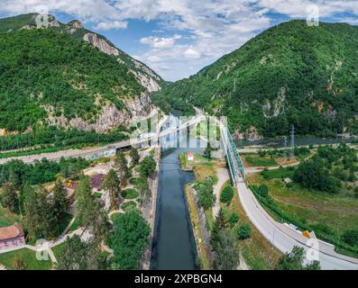 Superbe vue aérienne de la gorge d'Ovcar Kablar en Serbie, mettant en valeur la rivière sinueuse et le paysage accidenté, parfait pour les amoureux de la nature et les randonneurs. Banque D'Images